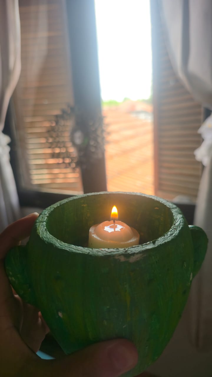 Ambiente wellness con vela artesanal